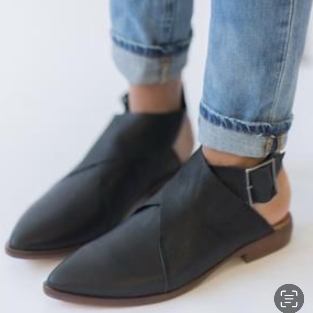 ❌ SOLD❌ Free People Bryce Buckle Flats Black 38 7.5